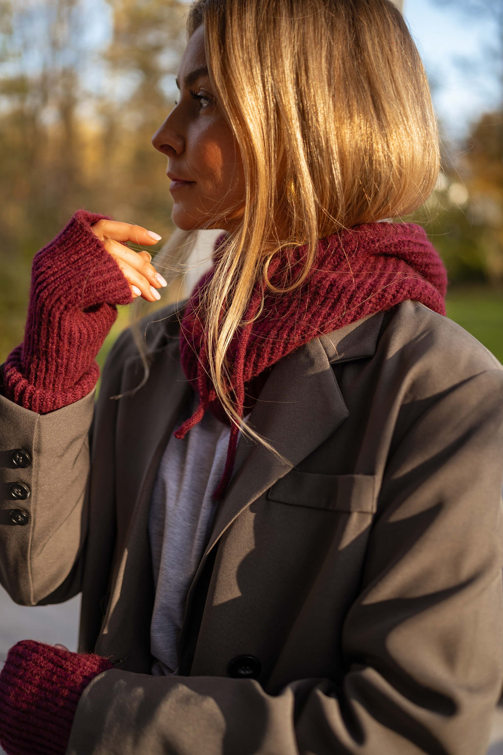 Burgundy Roann Mittens – Easy Clothes North America